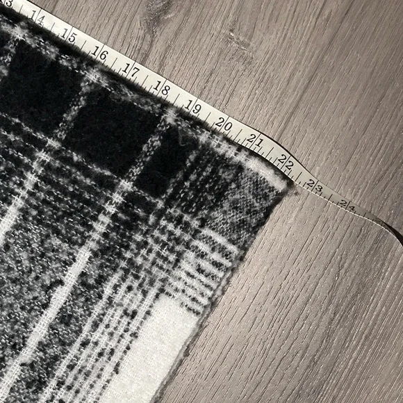 ❥𝗔𝗥𝗗𝗘𝗡𝗘: Plaid Blanket Scarf - Picture 7 of 7